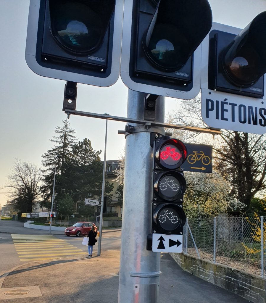 Tourner à droite au feu rouge pour les cyclistes à Genève : diagnostic et réalisation